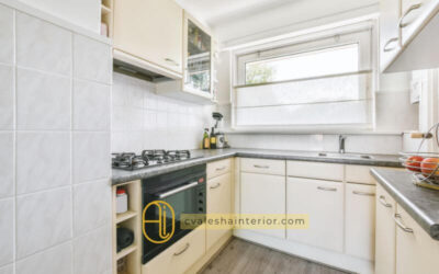Kitchen set bentuk L solusi efisien untuk dapur sudut! Temukan keunggulan dan tips desain terbaik di sini.