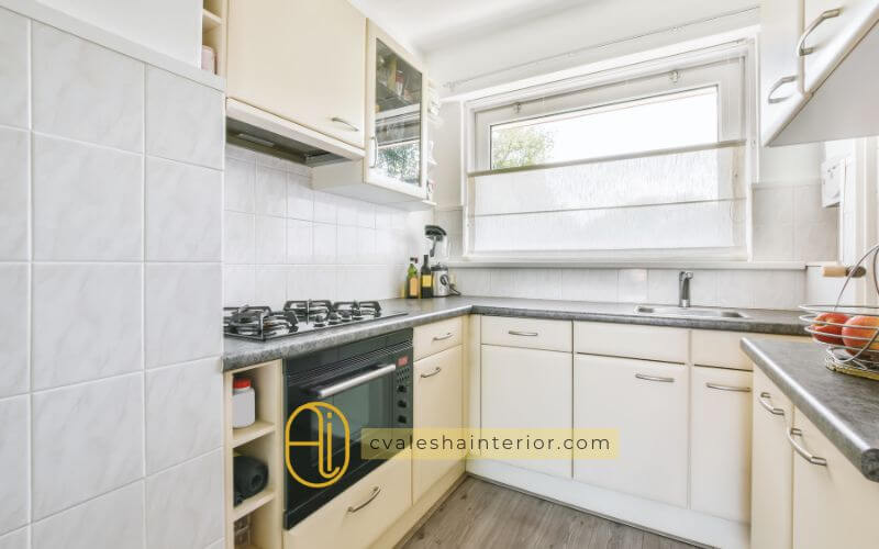 Kitchen set bentuk L solusi efisien untuk dapur sudut! Temukan keunggulan dan tips desain terbaik di sini.