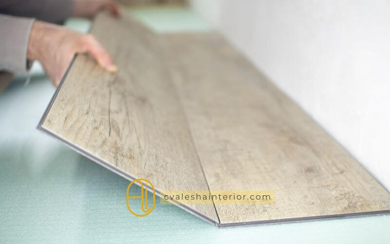 Bandingkan efisiensi lantai vinyl vs keramik: biaya, daya tahan, hingga desain. Temukan pilihan terbaik dengan Alesha Interior!