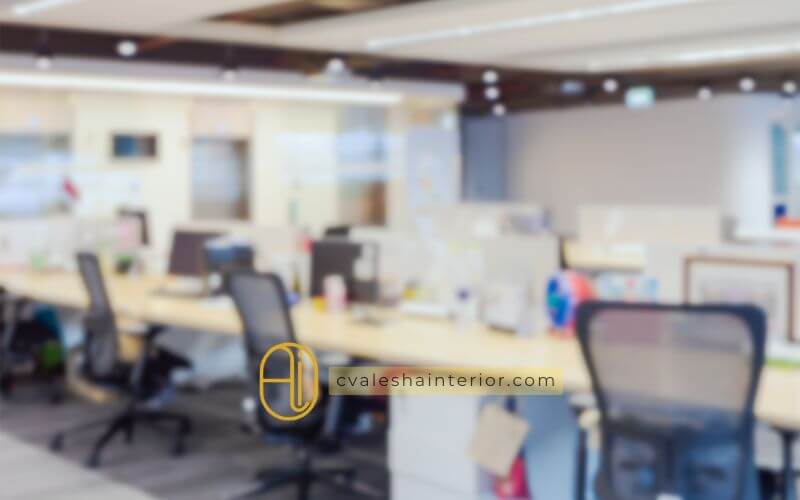 Perbandingan meja kantor konvensional dan custom: mana yang terbaik untuk Anda? Temukan keunggulan dan kekurangannya di sini!