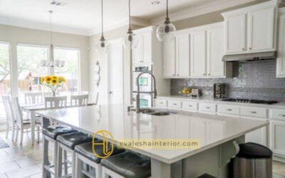Temukan warna kitchen set tren 2025: hijau zaitun, biru laut, hingga hitam matte. Wujudkan dapur modern dengan Alesha Interior!