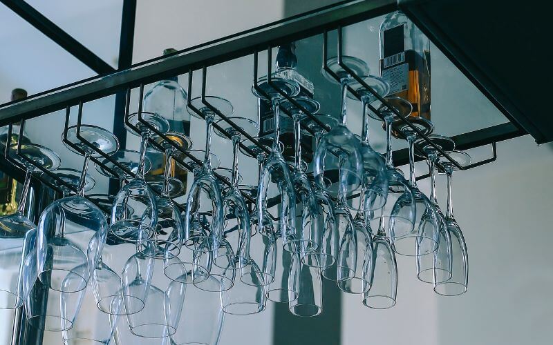 Mini bar gantung: solusi hemat ruang untuk apartemen studio. Temukan desain modern & praktis bersama Alesha Interior