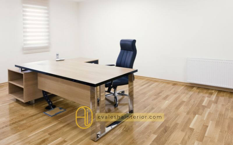 Meja kantor kayu atau logam? Temukan perbandingan lengkap, kelebihan, kekurangan, dan tips memilih meja kerja terbaik dari Alesha Interior