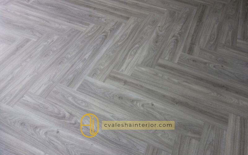 Vinyl flooring motif geometric untuk tampilan modern dan elegan. Temukan inspirasi desain lantai yang stylish dan tahan lama di sini