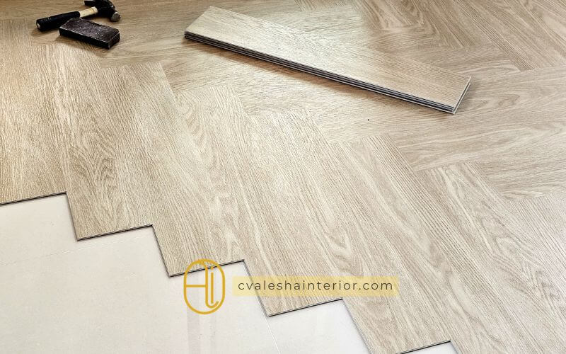 Vinyl vs laminasi: bandingkan lantai tahan air, estetika, dan biaya untuk pilih yang terbaik bagi rumah Anda!